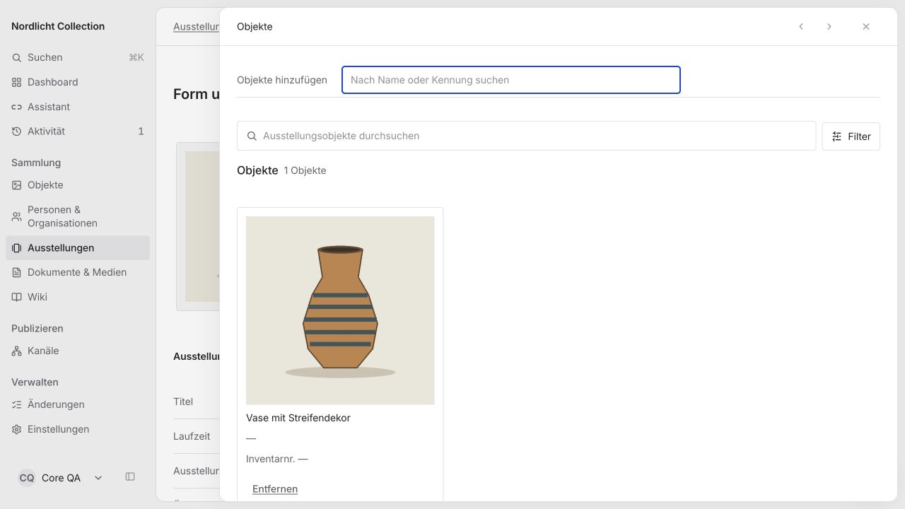 Die gespeicherte Objektliste der Ausstellung enthält die Vase mit Streifendekor mit Bild und Titel.